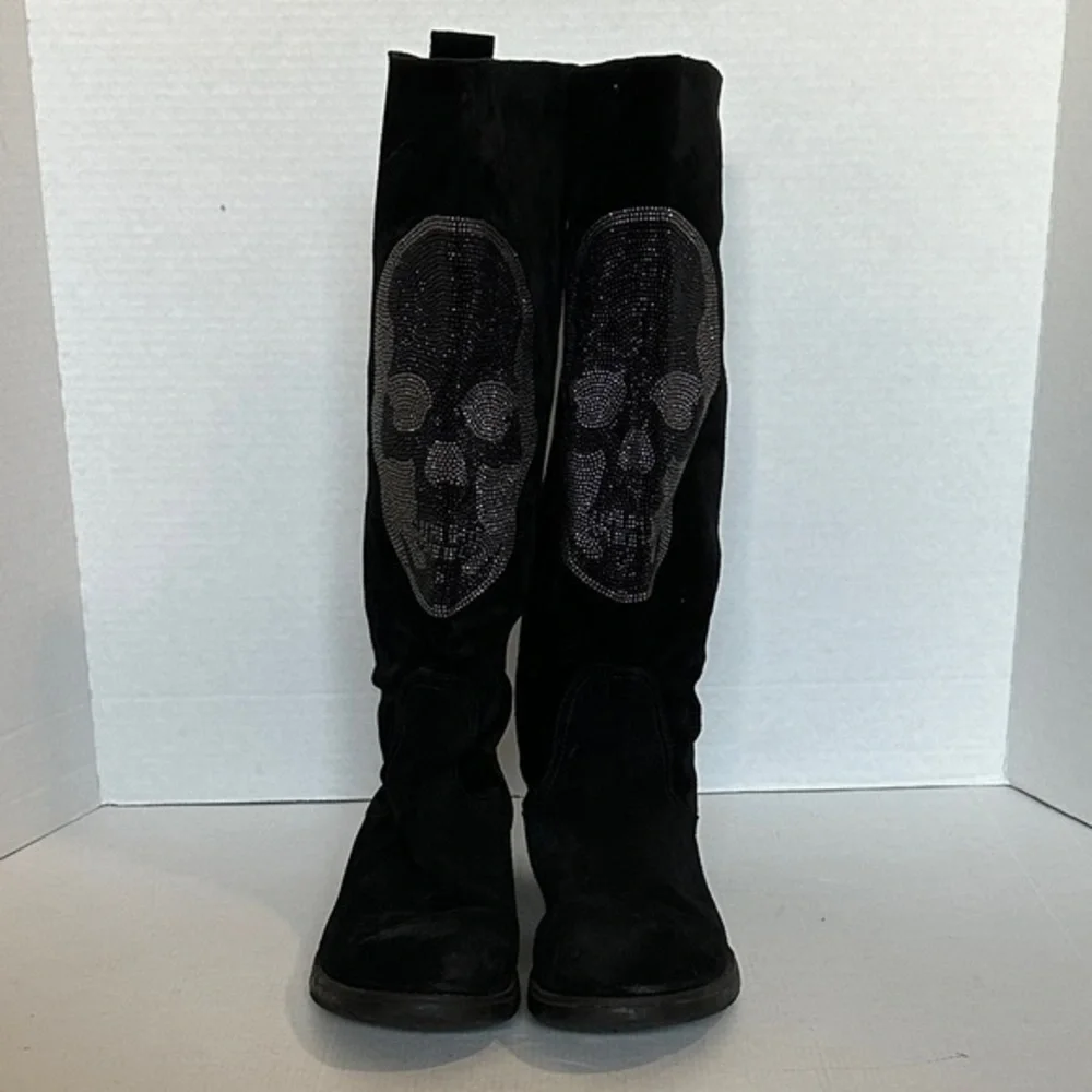 SESTO Muecci black tall boots made of suede material, bedazzled skull EUC 41